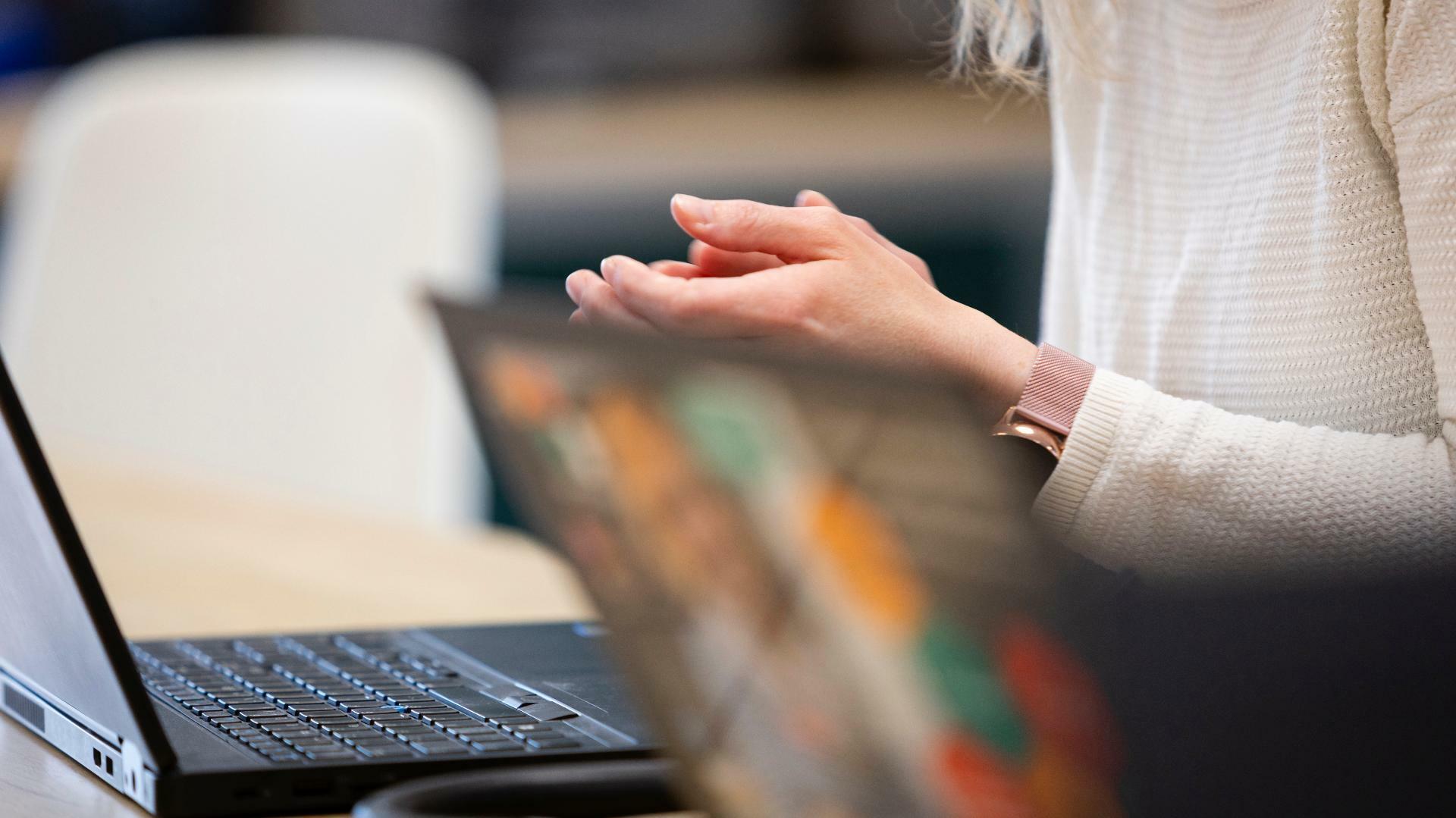 Deux ordinateurs avec une comptable pour illustrer la Facture électronique