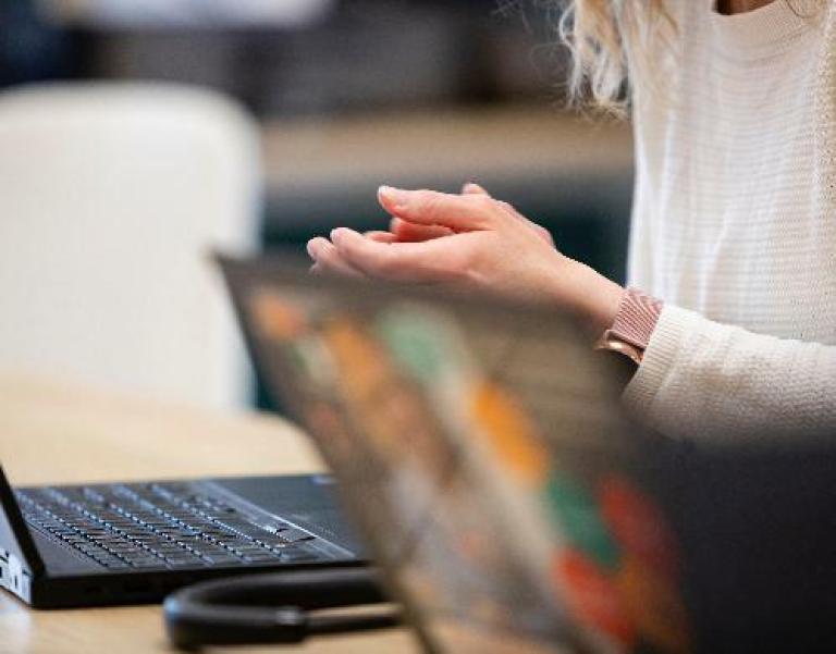 Deux ordinateurs avec une comptable pour illustrer la Facture électronique